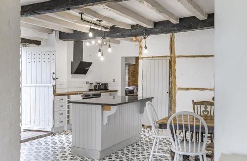 Shifnal House | 6 Bedroom Country Cottage with Hot Tub