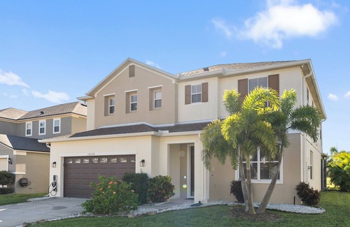 Sunrise Lakes House | 6 Bedrooms. Private South Facing Swimming Pool. BBQ