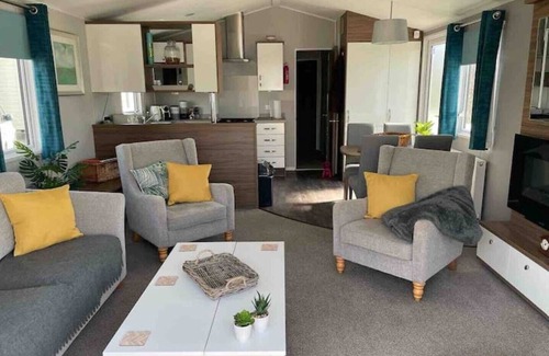 Hopton House | 6 Berth Comfy Homely Caravan, Dog Friendly
