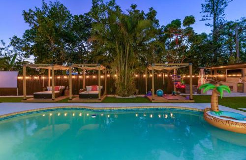 South Bradenton Villa | 6 BR Pool Family Getaway near Coquina Beach