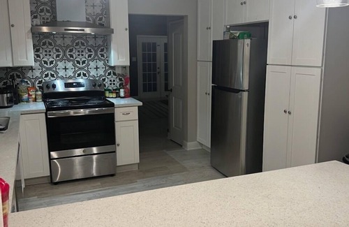 Groves House | 6 BRs Spacious Charming House, Great Neighborhood