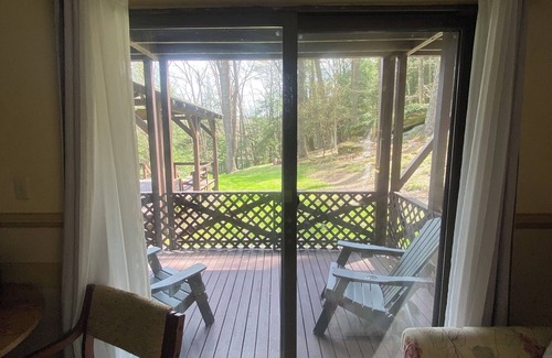 Tylersburg Apartment | 6-Forest Room King
