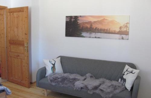 Unterallgau House | #6 Helles sonniges Zimmer mit 2 Betten,Sofa W-Lan frei Airport nah gelegen mit WG Bad