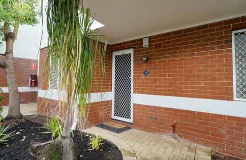 South Perth Apartment | 6 Light Bright Home in South Perth sleeps 4
