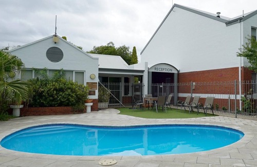 South Perth Apartment | 6 Light Bright Home in South Perth sleeps 4