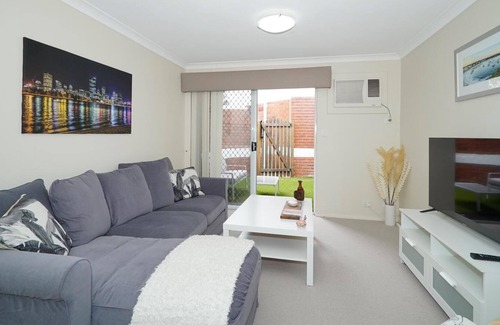South Perth Apartment | 6 Light Bright Home in South Perth sleeps 4