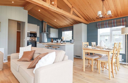 Lower Trengale Cottage | 6 MEADOW RETREAT, character holiday cottage, with hot tub in Dobwalls