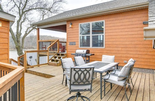 Pella House | 6 Mi to Dtwn Pella Riverfront Cabin with Game Room!