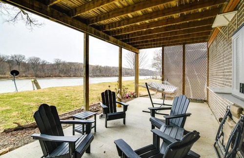 Pella House | 6 Mi to Dtwn Pella Riverfront Cabin with Game Room!