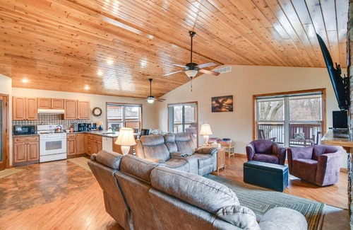 Pella House | 6 Mi to Dtwn Pella Riverfront Cabin with Game Room!