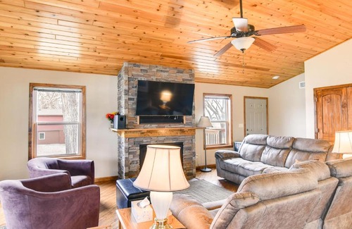 Pella House | 6 Mi to Dtwn Pella Riverfront Cabin with Game Room!
