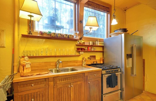 Ardenwald Apartment | 6 Mi to Dtwn Portland: Historic Apt Near Trails!