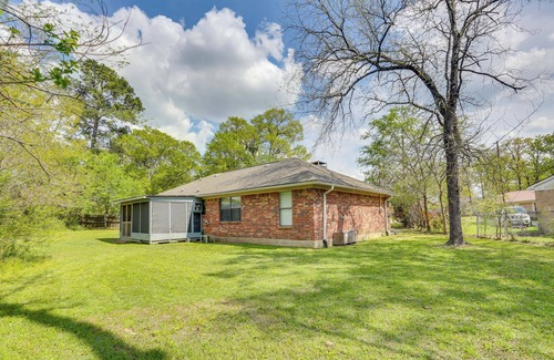 Lufkin Cottage | 6 Mi to Ellen Trout Zoo: Family Home w/Yard!