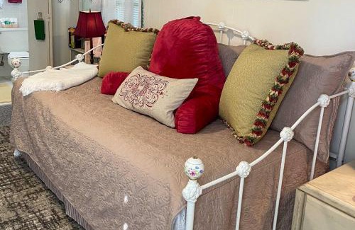 College Park Apartment | 6 Mi to Palm Beach Studio with Pool Access!