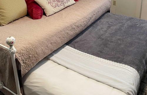 College Park Apartment | 6 Mi to Palm Beach Studio with Pool Access!