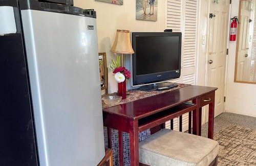 College Park Apartment | 6 Mi to Palm Beach Studio with Pool Access!
