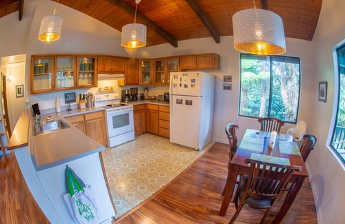 Volcano House | 6 mins from Nat'l Park! Enjoy the sound of rain & birds in a peaceful retreat.