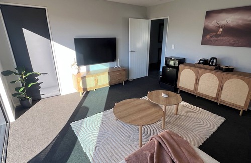 Kawarau Falls Apartment | 6 minutes from Queenstown airport - a modern & stylish retreat