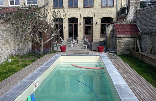 Bergues House | 6 person house with terrace, garden and swimming pool in town center