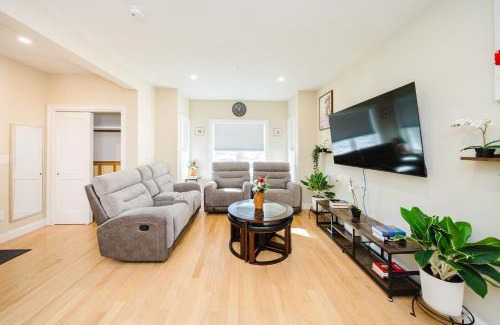 West Codman Hill - West Lower Mills Apartment | 60-1 4BR Boston - Cozy New Apt near Franklin Park