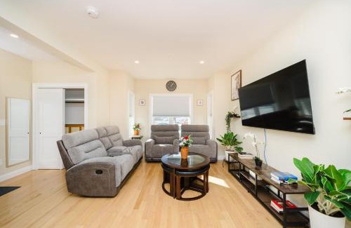 West Codman Hill - West Lower Mills Apartment | 60-1 4BR Boston - Cozy New Apt near Franklin Park