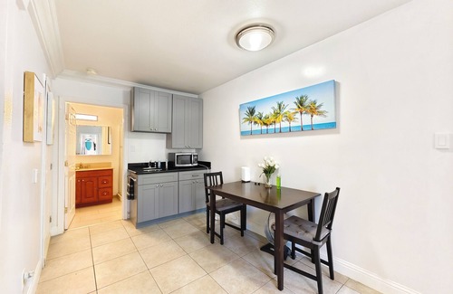 Inner Richmond House | 622- 1 bedroom 1 bathroom suite with TV, Private Bath & Kitchenette