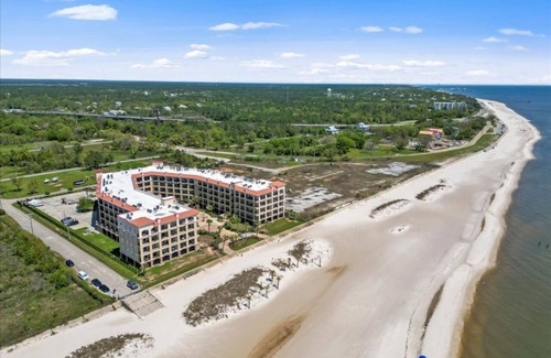 Henderson Point Apartment | #631 Beautiful poolside Condo perfect for a family getaway