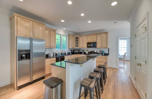 Arlington House | 6548 35th Street · Luxurious*KingBeds*PrvBackyard*Jacuzzi*Park4