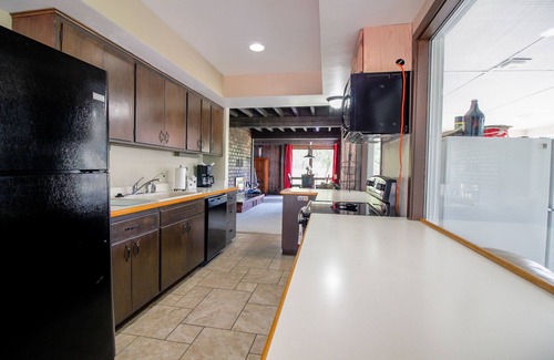 Caledonia House | 7 1/2 Acre Estate, Fishing Pond, Events! Discounts! Weddings, Heated pool