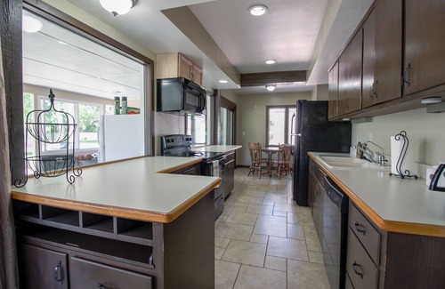 Caledonia House | 7 1/2 Acre Estate, Fishing Pond, Events! Discounts! Weddings, Heated pool