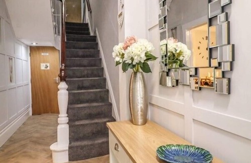 South Shore House | 7-Bed Beachside Retreat - Free Parking & Pets!