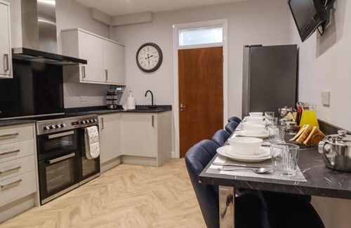 Blackpool House | 7-bed Beachside Retreat - Free Parking & Pets!