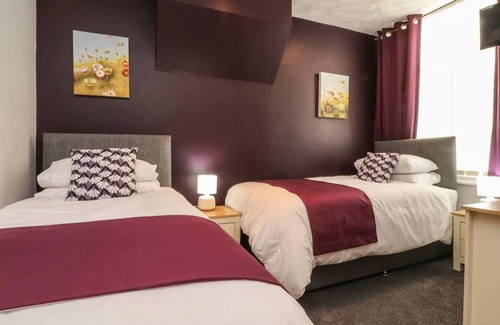 Blackpool House | 7-bed Beachside Retreat - Free Parking & Pets!