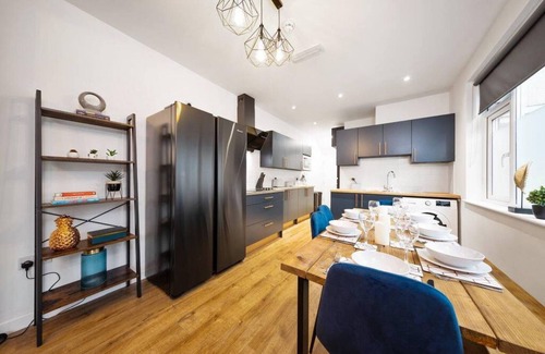 Coventry House | 7 bed house| Sleeps 14 | ENSUITE |Free HS WIFI | TVs in rooms | CITY CENTRE | Inspire Homes