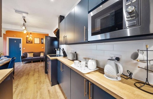Coventry House | 7 bed house| Sleeps 14 | ENSUITE |Free HS WIFI | TVs in rooms | CITY CENTRE | Inspire Homes