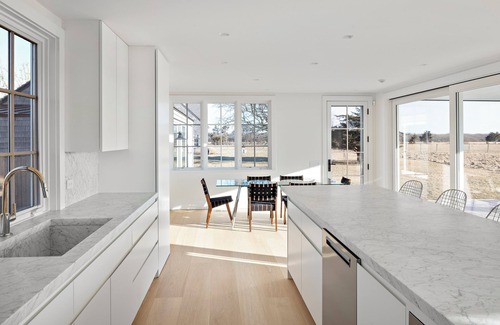 Chilmark House | 7-Bed Rooms, Modern Main House, 1000 ft private beach, AC, Fast WiFi, Smart TV