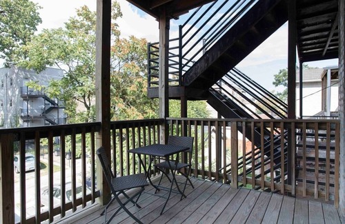 East Garfield Park House | 7-Bedroom 2-Flat Perfect for Groups — Near Train, Expressway, United Center