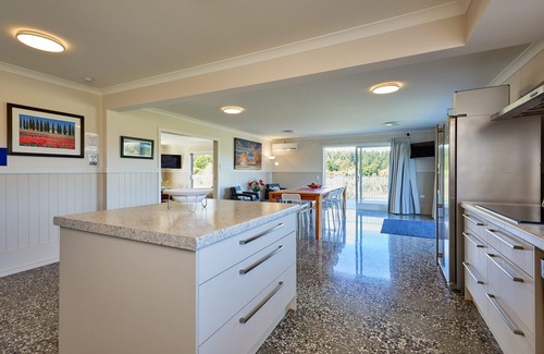 Kaikoura Cabin | 7 Bedroom Home with Mountain Views, free wi-fi, ocean, golf, cycle track nearby