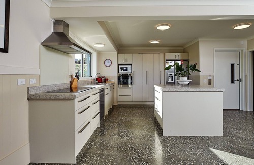 Kaikoura Cabin | 7 Bedroom Home with Mountain Views, free wi-fi, ocean, golf, cycle track nearby
