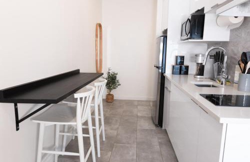 Plateau Mont Royal Apartment | #7 - Charming Studio - Self Check in - Plateau - St-Denis - AC - TV