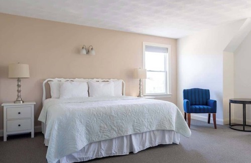 Newport East Hotel | #7 | Comfy Room w/King-bed
