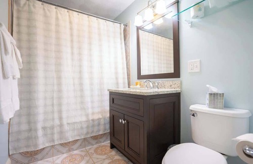 Newport East Hotel | #7 | Comfy Room w/King-bed
