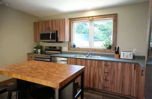 Algonquin Highlands Apartment | #7 Lodge Room (1 King Bed)