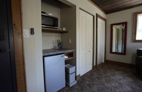 Algonquin Highlands Apartment | #7 Lodge Room (1 King Bed)