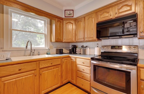 Seekonk Apartment | 7 Mi to Downtown Providence: Quiet Apt in Seekonk