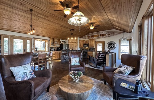Bolivar House | 7 Min. to Downtown Bolivar- River Frontage-Remote & Relaxing, Kayaks & Hot Tub