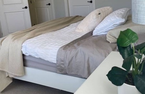 Cowichan Bay House | 7 Person Hot Tub King Bed Cowichan Bay Ocean View, Games Room and Sauna