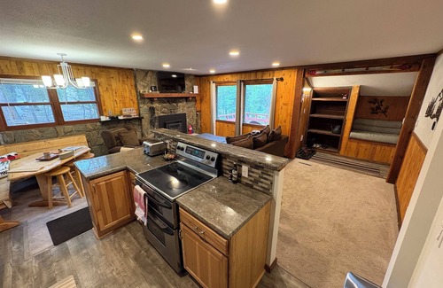 Saint Mary's Cabin | 7 Person HOTTUB & BARREL SAUNA