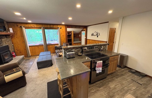 Saint Mary's Cabin | 7 Person HOTTUB & BARREL SAUNA