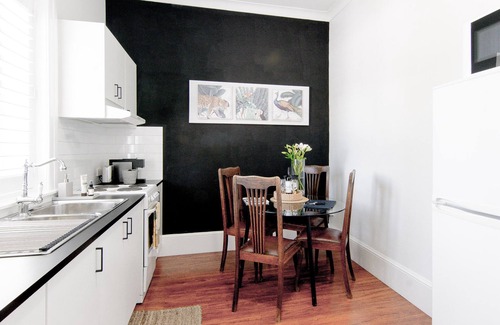 Central Mudgee Apartment | 70 On Mortimer "Jungle Room" is a newly renovated self contained 1 bedroom unit
